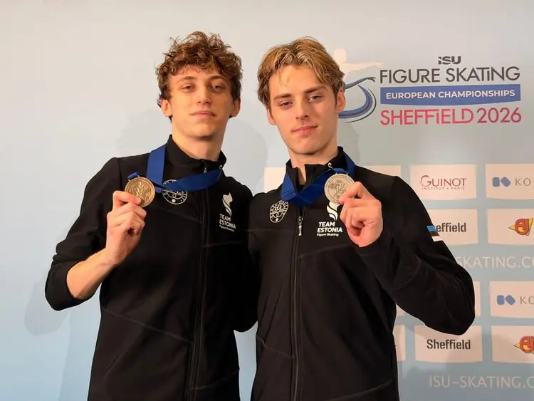Kaks Eesti uisutajat näitavad medaleid EM-il Sheffieldis