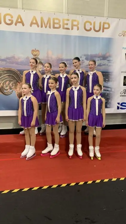 Sünkroonuisutamise võistkond lillades kleitides Riga Amber Cupi võistlusel
