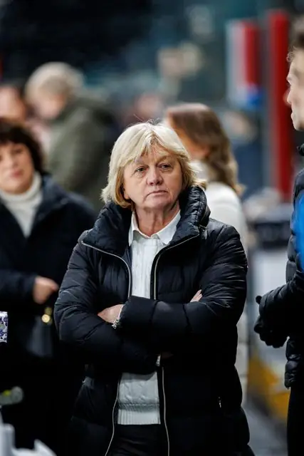 Treener jälgib toimuvat jäähallis, käed rinnal risti