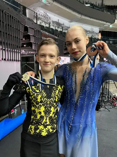 Kaks noort uisutajat näitamas medaleid Eesti meistrivõistlustel