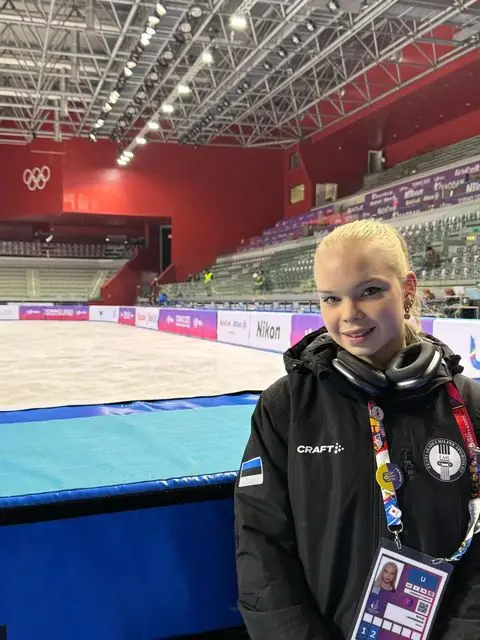 Eesti koondisejopes uisutaja Torino võistlusareeni jääväljaku ääres