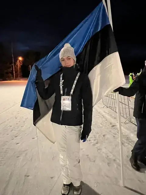Sportlane kannab Eesti lippu talvisel õhtusel tseremoonial