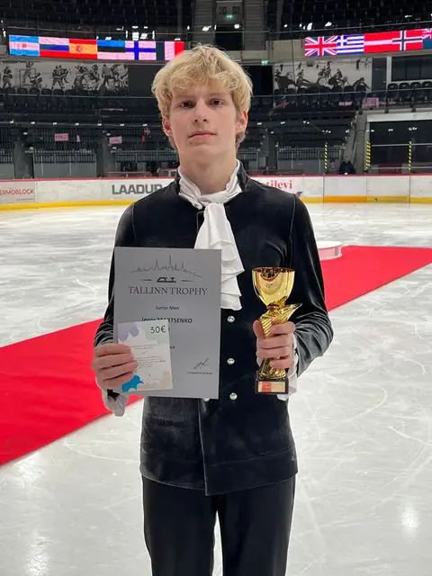Noor uisutaja karika ja diplomiga Tallinn Trophy võistlusel jäähallis