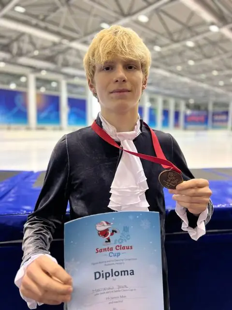 Noor uisutaja medali ja diplomiga Santa Claus Cup võistlusel Budapestis
