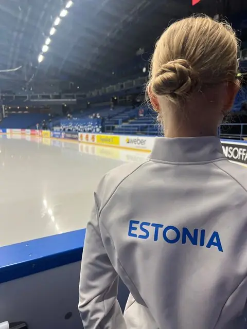 Uisutaja Eesti koondise jakis vaatab võistlusjäähallis jääle