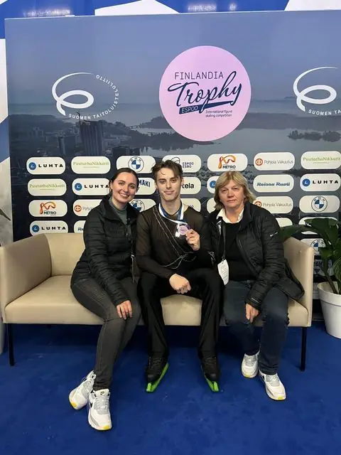 Medaliga uisutaja koos treeneritega Finlandia Trophy võistlusel