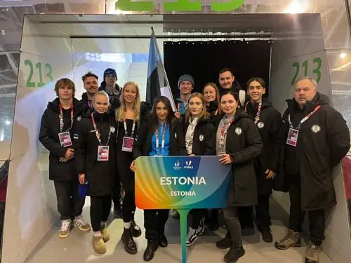Eesti koondis lipu ja Estonia sildiga FISU talimängudel Torinos