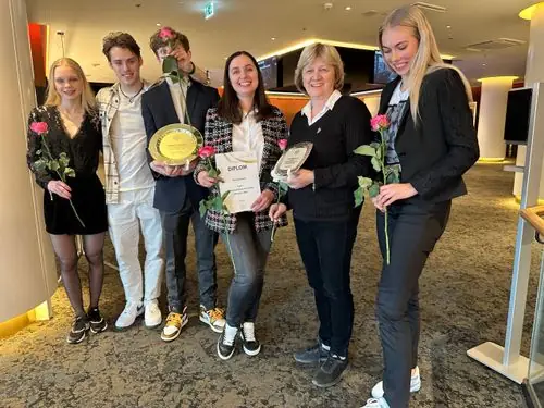 Uisukooli esindajad auhindade, diplomi ja roosidega tunnustusüritusel