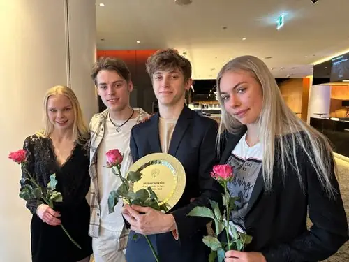Neli noort uisutajat rooside ja auhinnataldrikuga tunnustusüritusel
