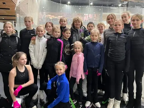 Uisutajate grupp treeneriga ühispildil jäähallis pärast treeningut