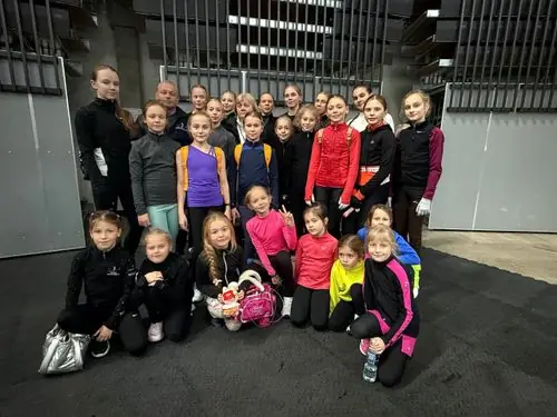 Uisukooli lapsed ja treenerid ühispildil jäähalli fuajees