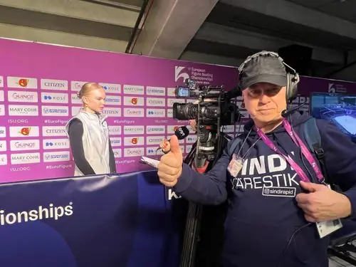 Uisutaja annab intervjuud Euroopa meistrivõistlustel, ees operaator kaameraga
