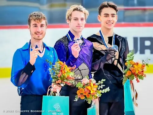 Kolm medalisti medalite ja lilledega Tallinn Trophy autasustamisel