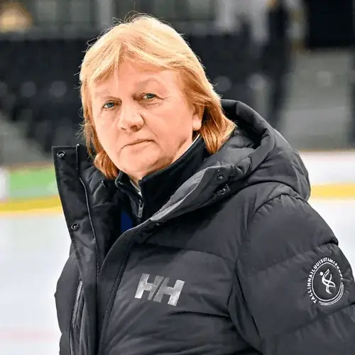 Blondi naine mustas jakis logoga kämbla peal, võib olla treener või instruktor