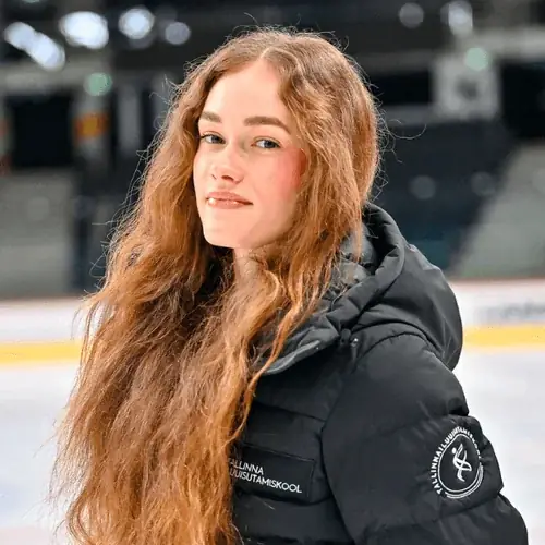 Noor naine pikkade punaste juustega, mustas jakis logoga kämbla peal